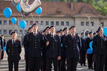 Ceremonialul ultimului apel a reunit alături de elevii claselor a XII-a rude și prieteni. Foto: Miruna Modiga, Laurențiu Sbiera