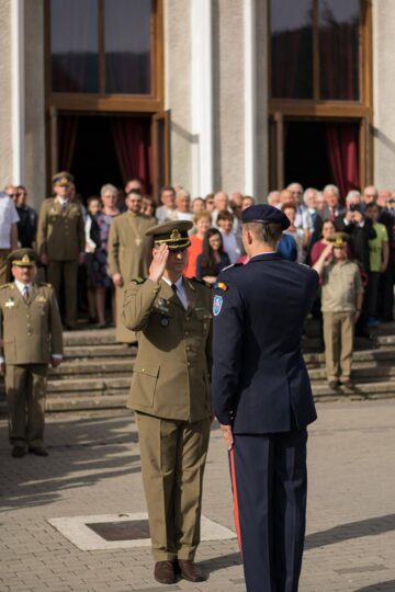 Ceremonialul ultimului apel a reunit alături de elevii claselor a XII-a rude și prieteni. Foto: Miruna Modiga, Laurențiu Sbiera