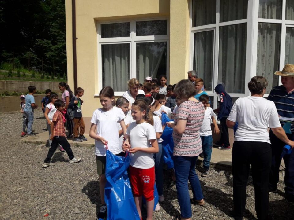 Acțiune de ecologizare a spațiilor verzi în comuna Preutești