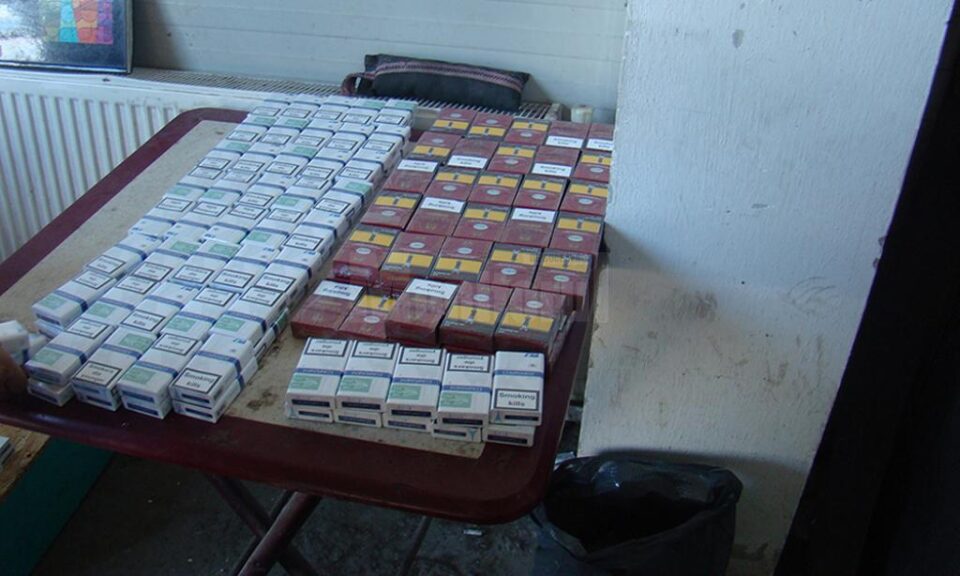 Aproape 300 de pachete de țigări, ascunse în cutii de prăjituri, au fost descoperite de polițiștii de frontieră suceveni din Punctul de Trecere a Frontierei Siret