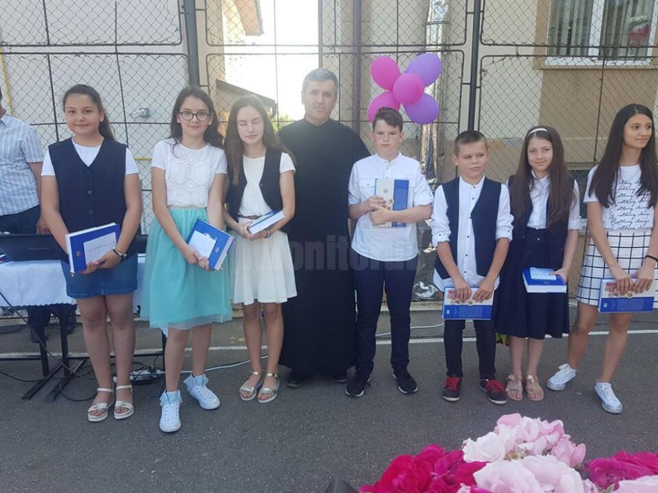 Copiii cu medii de 10 premiați de preotul Constantin Bobu