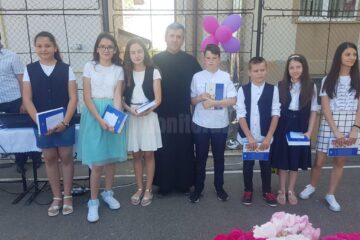 Copiii cu medii de 10 premiați de preotul Constantin Bobu