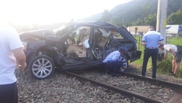 Un autoturism a fost lovit în plin de trenul Iași-Timișoara la Câmpulung Moldovenesc