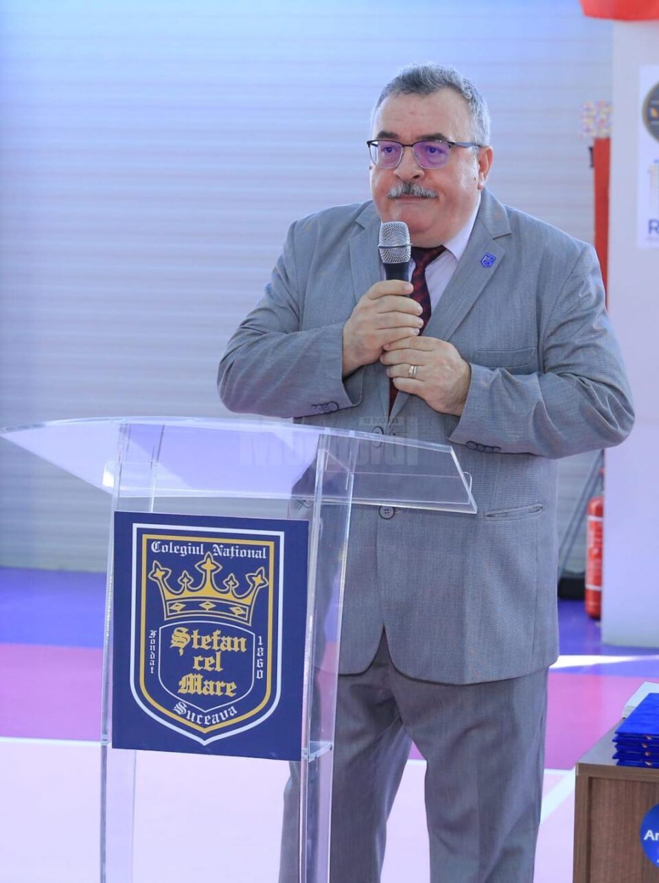 Olimpicii și elevii performanți au fost premiați la Gala Olimpicilor Ștefaniști Corala de fete ”Ciprian Porumbescu” a Colegiului Național ”Ștefan cel Mare” Directorul Dan Popescu. Foto: David Nicolae