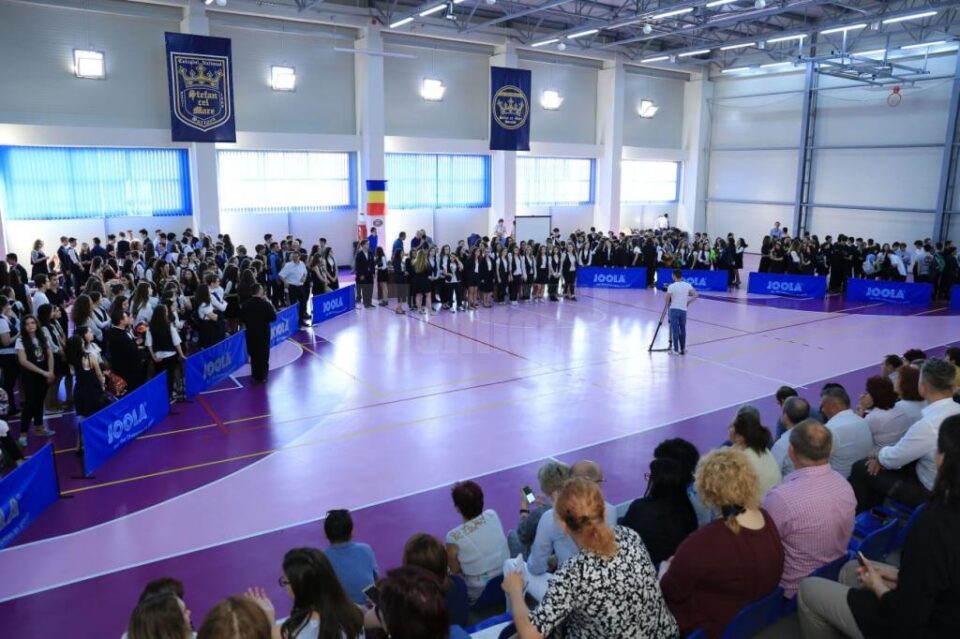 Olimpicii și elevii performanți au fost premiați la Gala Olimpicilor Ștefaniști Corala de fete ”Ciprian Porumbescu” a Colegiului Național ”Ștefan cel Mare” Directorul Dan Popescu. Foto: David Nicolae