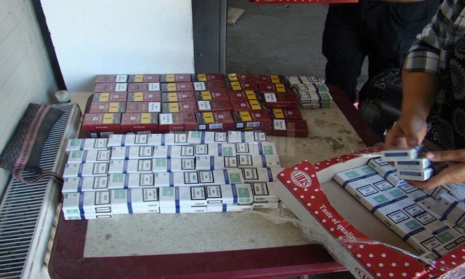 Aproape 300 de pachete de țigări, ascunse în cutii de prăjituri, au fost descoperite de polițiștii de frontieră suceveni din Punctul de Trecere a Frontierei Siret