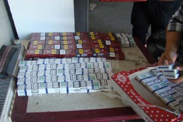 Aproape 300 de pachete de țigări, ascunse în cutii de prăjituri, au fost descoperite de polițiștii de frontieră suceveni din Punctul de Trecere a Frontierei Siret