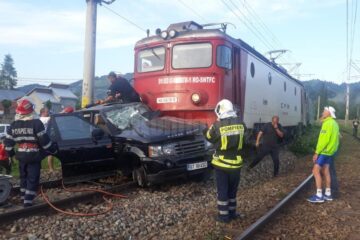 Un autoturism a fost lovit în plin de trenul Iași-Timișoara la Câmpulung Moldovenesc