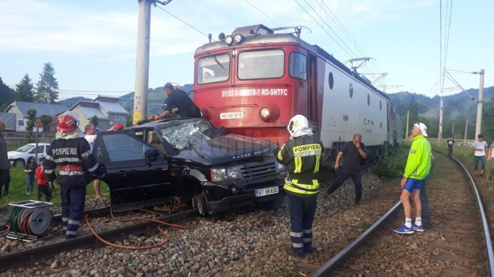 Un autoturism a fost lovit în plin de trenul Iași-Timișoara la Câmpulung Moldovenesc