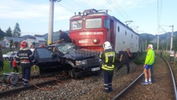 Un autoturism a fost lovit în plin de trenul Iași-Timișoara la Câmpulung Moldovenesc