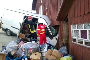 Microbuzul a intrat violent în casă