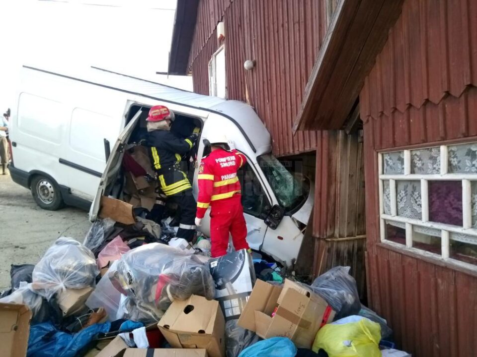 Microbuzul a intrat violent în casă