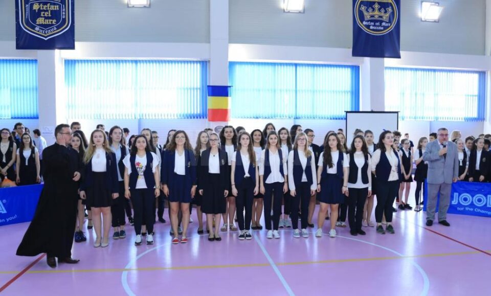 Olimpicii și elevii performanți au fost premiați la Gala Olimpicilor Ștefaniști Corala de fete ”Ciprian Porumbescu” a Colegiului Național ”Ștefan cel Mare” Directorul Dan Popescu. Foto: David Nicolae