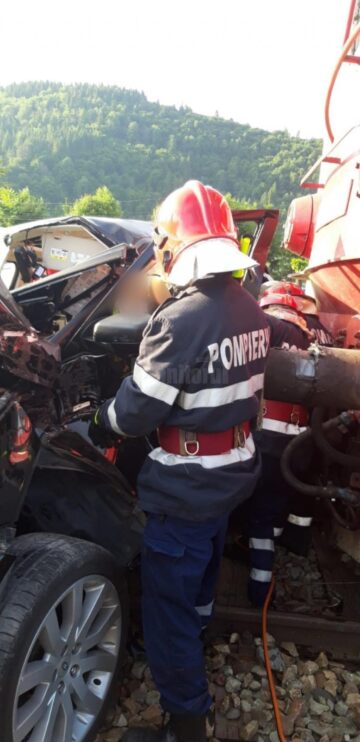 Un autoturism a fost lovit în plin de trenul Iași-Timișoara la Câmpulung Moldovenesc