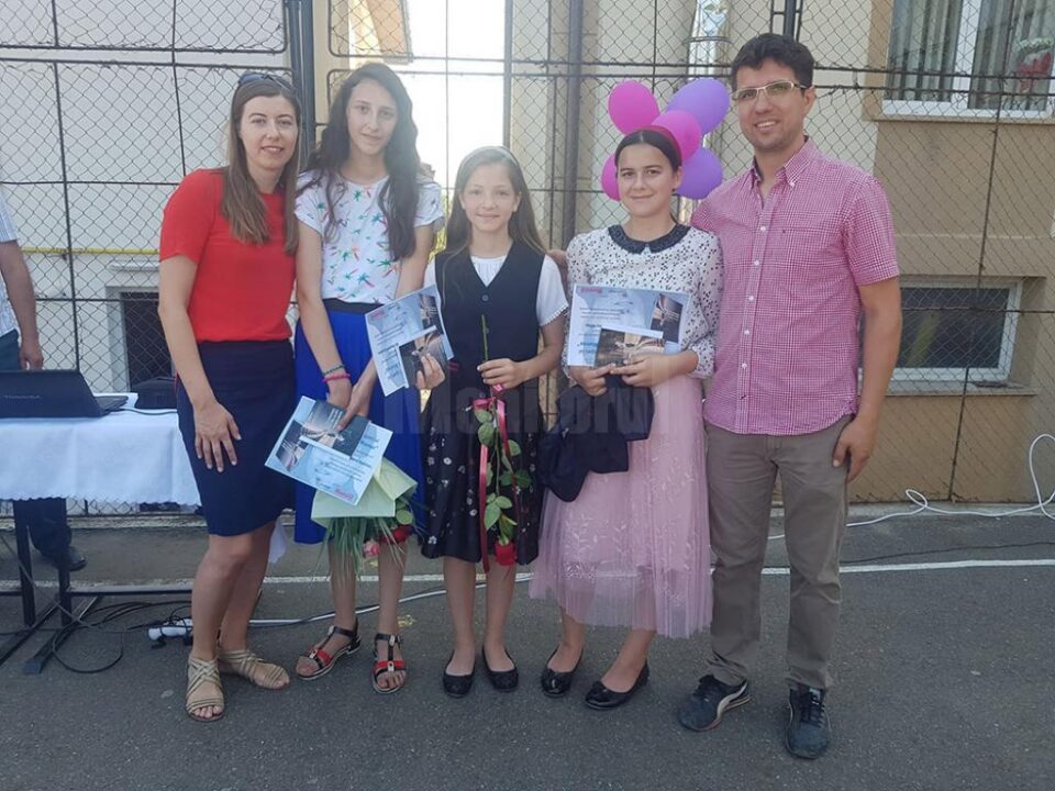 Copiii premiați de Cornel și Iulia Manaz