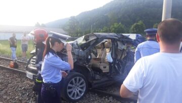Un autoturism a fost lovit în plin de trenul Iași-Timișoara la Câmpulung Moldovenesc