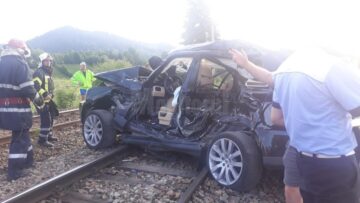 Un autoturism a fost lovit în plin de trenul Iași-Timișoara la Câmpulung Moldovenesc
