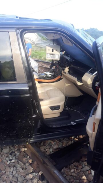 Un autoturism a fost lovit în plin de trenul Iași-Timișoara la Câmpulung Moldovenesc