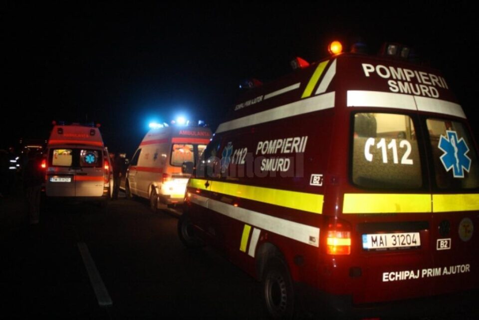 O mașină condusă de un tânăr de 19 ani s-a răsturnat pe calea ferată