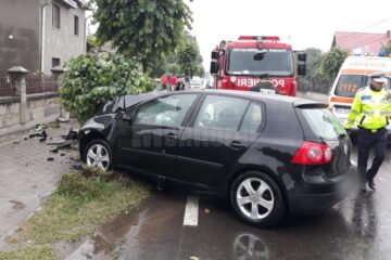 O mamă și copilul ei, răniți după ce o mașină a intrat într-un copac