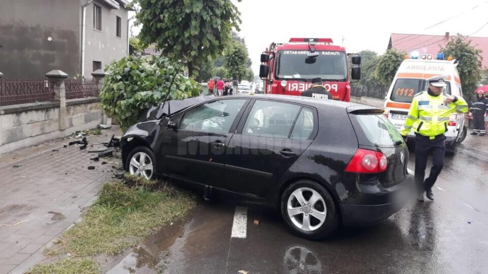 O mamă și copilul ei, răniți după ce o mașină a intrat într-un copac