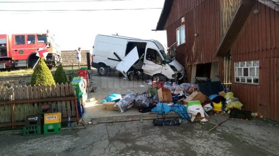 Obosit, bărbatul a intrat violent cu microbuzul pe care îl conducea în peretele unei case din satul Podul Coșnei