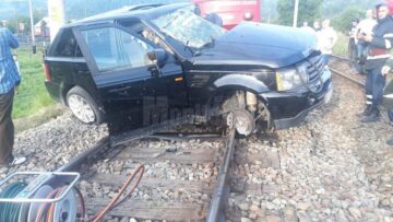 Autoturismul, lovit în plin de locomotiva trenului Inter Regio 1756 Iași –Timișoara