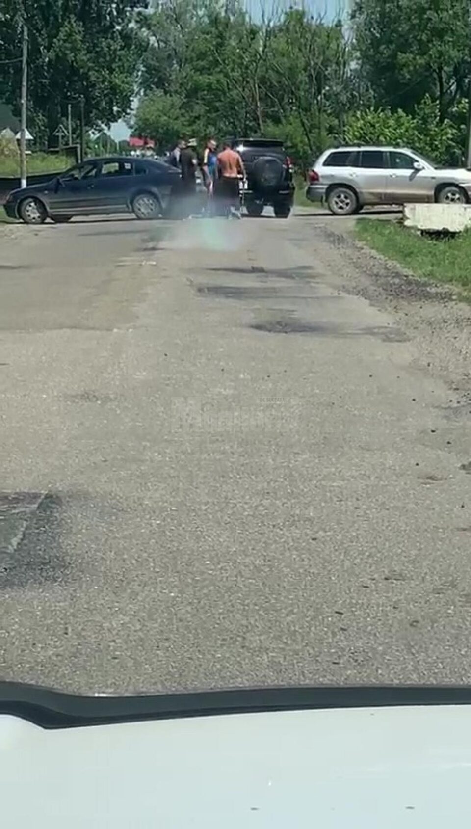 Legea violenței, în stradă, la doi pași de Mănăstirea Slatina
