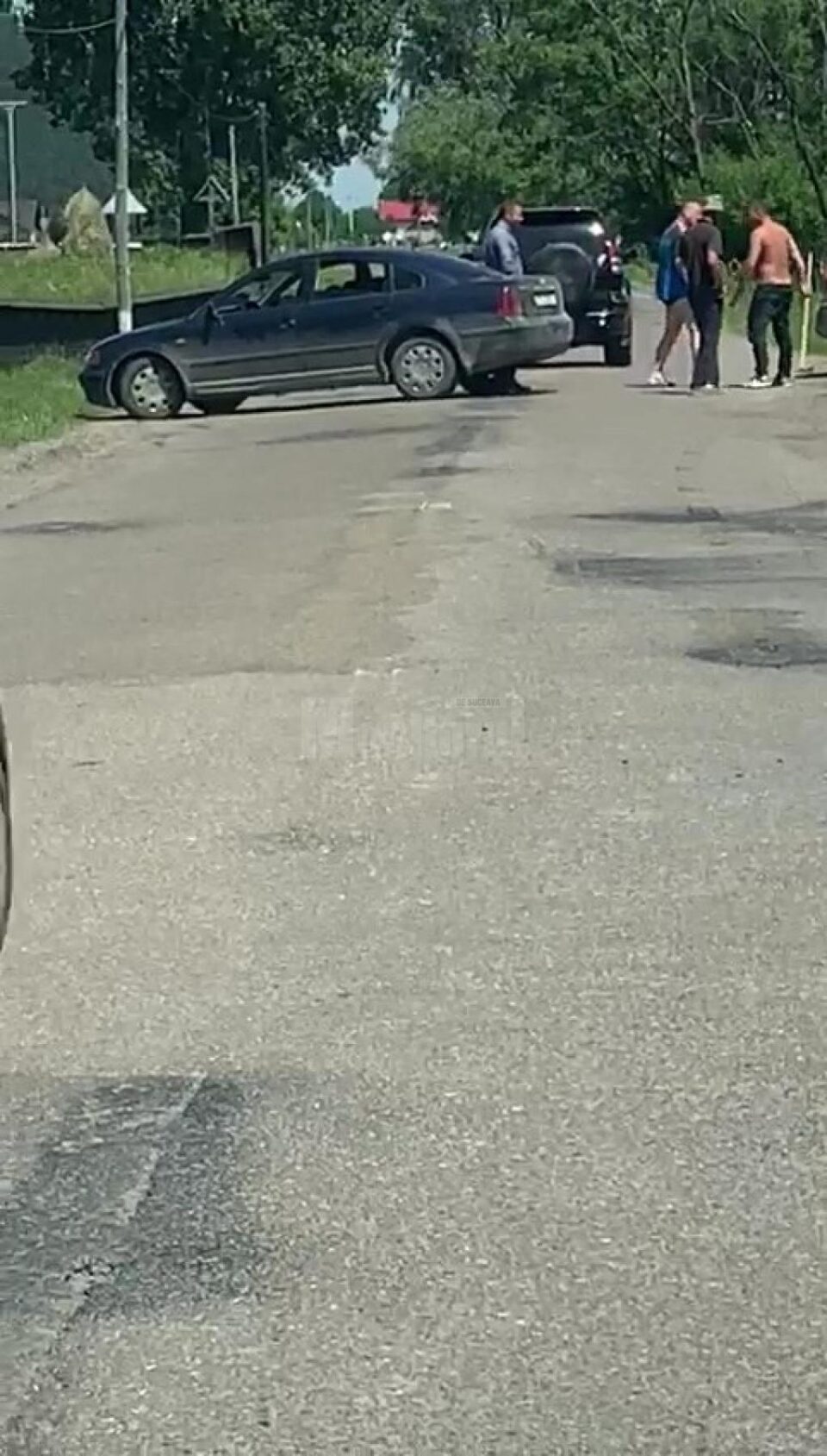 Legea violenței, în stradă, la doi pași de Mănăstirea Slatina