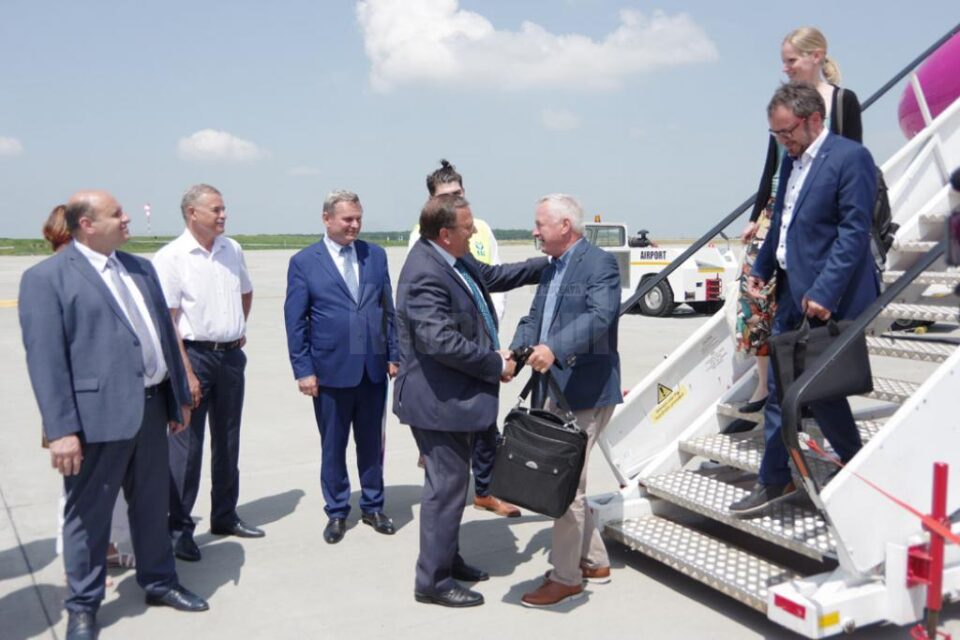 Gheorghe Flutur l-a întâmpinat la scara avionului pe Jurgen Reichert, alături de care a făcut demersurile pentru noul zbor din Suceava spre Memmingen