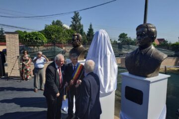 Dezvelirea bustului lui Mihail Kogalniceanu de către primarul Ioan Pavăl și academicienii Mihai Cimpoi și Eugen Simion