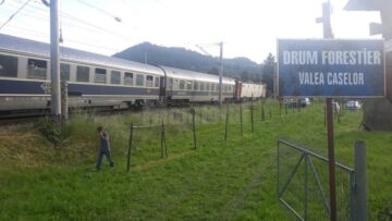 Autoturismul, lovit în plin de locomotiva trenului Inter Regio 1756 Iași –Timișoara