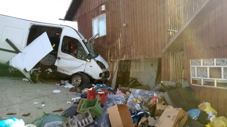 Obosit, bărbatul a intrat violent cu microbuzul pe care îl conducea în peretele unei case din satul Podul Coșnei