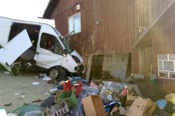 Obosit, bărbatul a intrat violent cu microbuzul pe care îl conducea în peretele unei case din satul Podul Coșnei