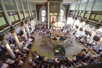 Sinagoga din Fălticeni și-a deschis ușile pentru publicul iubitor de artă