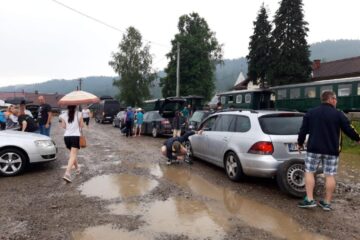 In parcarea de la capatul liniei, turistii si-au gasit masinile cu cauciucuri taiate