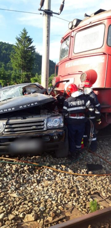 Autoturismul, lovit în plin de locomotiva trenului Inter Regio 1756 Iași –Timișoara