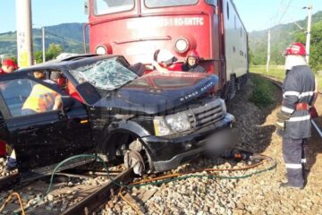 Autoturismul, lovit în plin de locomotiva trenului Inter Regio 1756 Iași –Timișoara