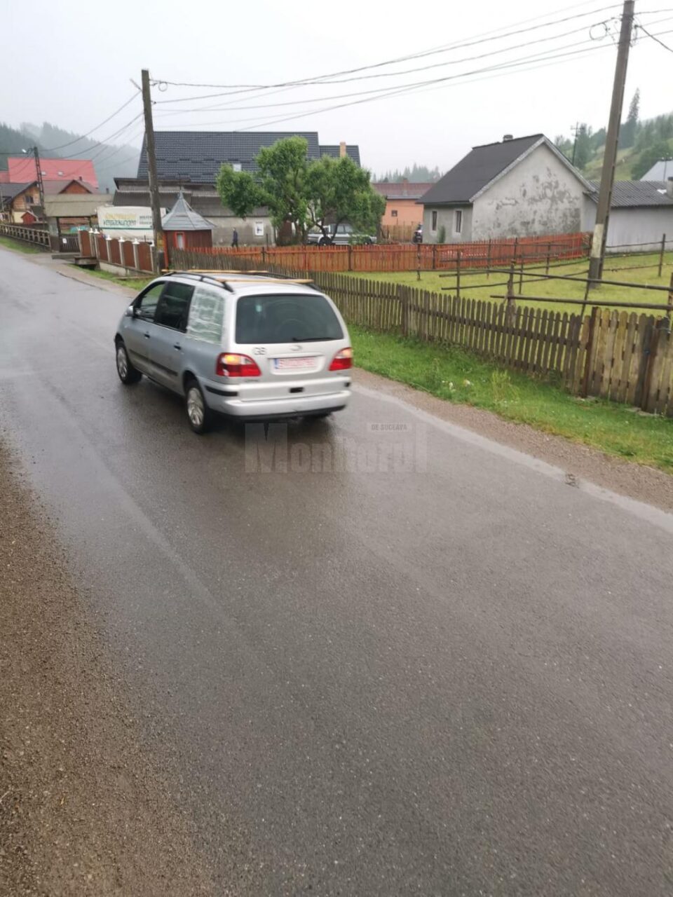 Autoturismul individului violent, cu care acesta a blocat de mai multe ori calea ferata