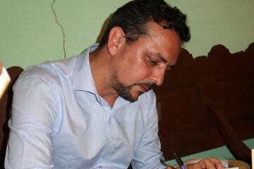 Daniel Șandru dând autografe