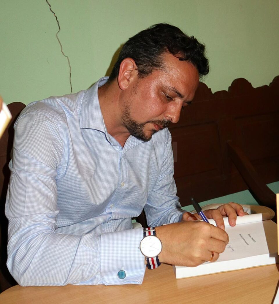 Daniel Șandru dând autografe