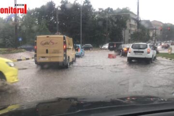 Inundatii pe strazile Sucevei, ca urmare a ploilor torentiale de marti