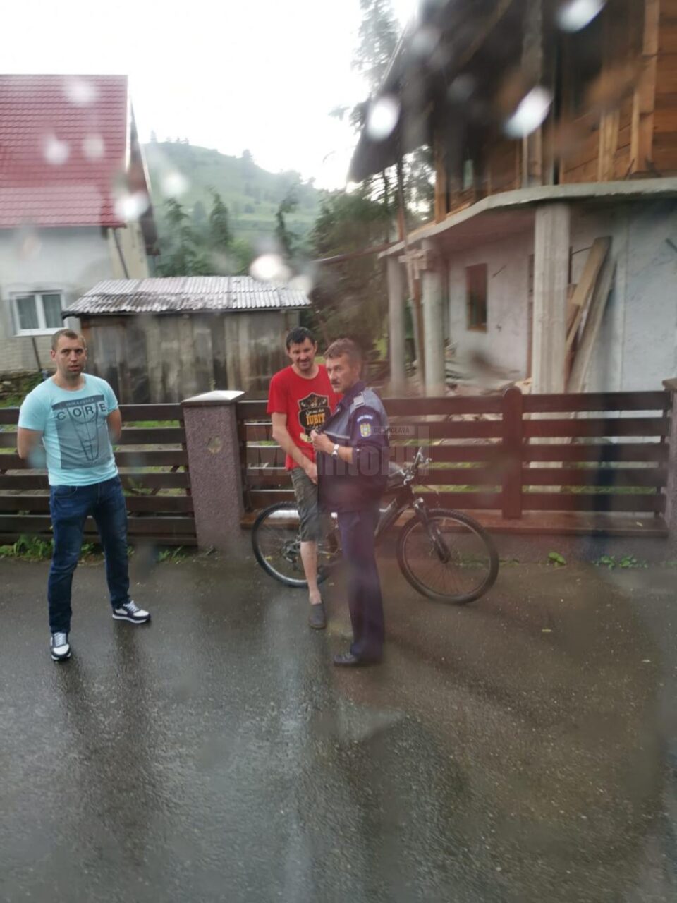 Vasile Tcaciuc (în centru), senin și degajat, în compania polițistului sosit să instrumenteze cazul de distrugere