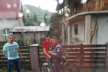 Vasile Tcaciuc (în centru), senin și degajat, în compania polițistului sosit să instrumenteze cazul de distrugere