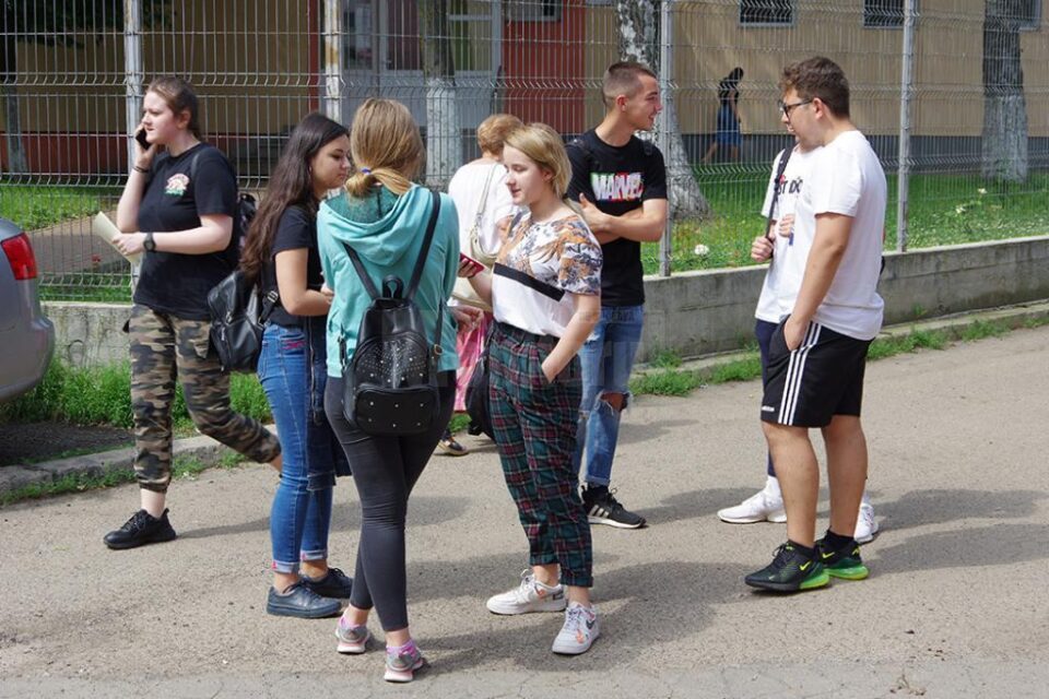 Prima probă a evaluării naționale: Peste 400 de elevi au absentat, iar 20 au susținut testarea în situații speciale