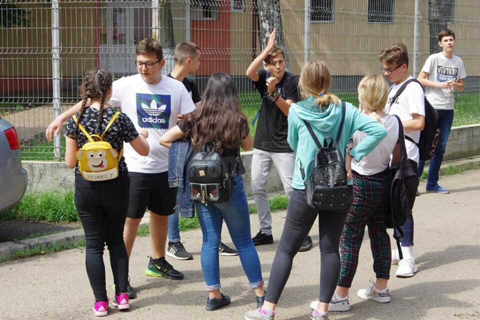 Prima probă a evaluării naționale: Peste 400 de elevi au absentat, iar 20 au susținut testarea în situații speciale