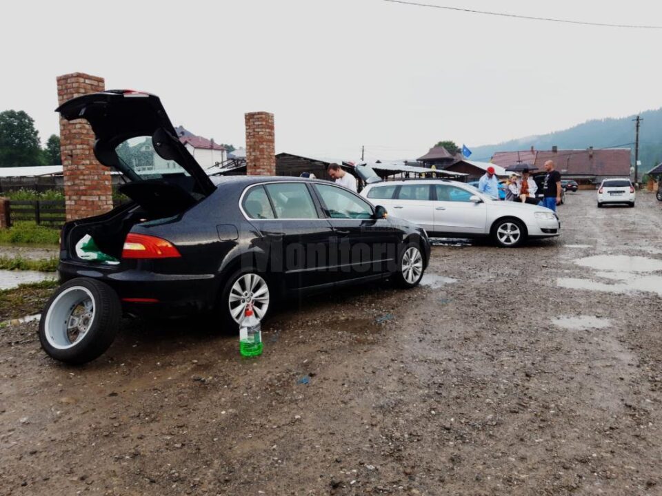 Turiștii au găsit cauciucurile tăiate în parcare, principalul suspect fiind tocmai individul care încercase să oprească trenul