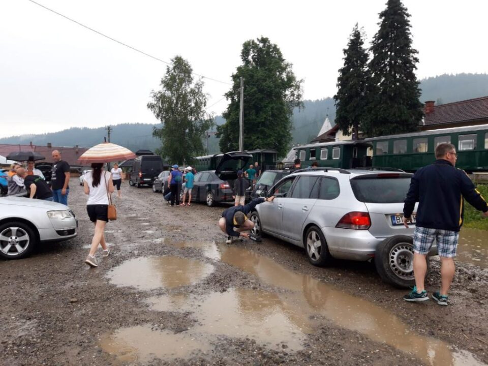 Momente de groază pentru turiștii aflați în vagoanele Mocăniței, după ce trenul a fost blocat, iar aceștia au fost terorizați de un localnic