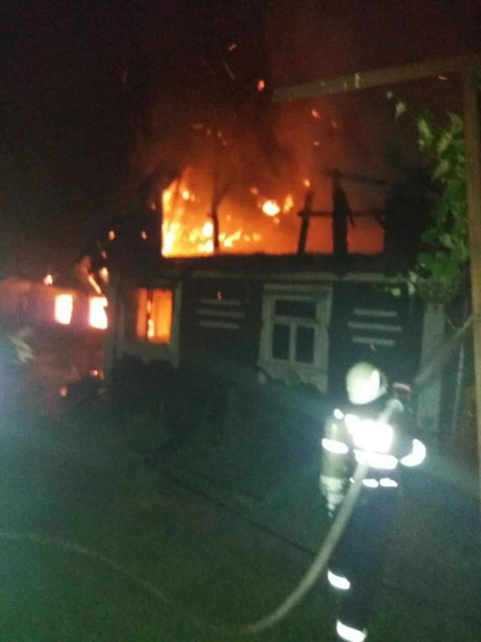 Incendiul s-ar fi produs din cauza unei țigări aprinse și nesupravegheate de către victimă, care consumase în cursul serii alcool