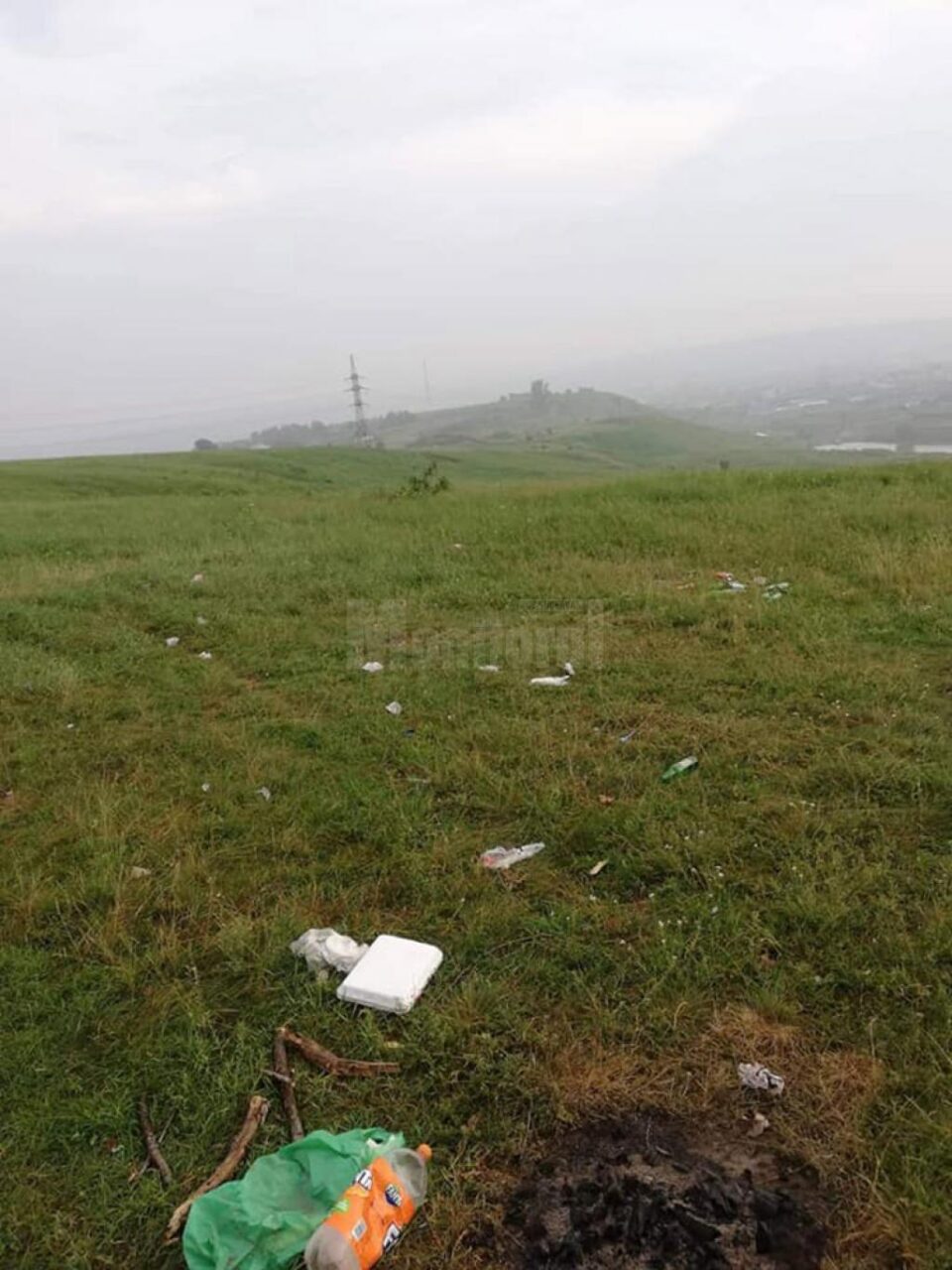 Zona igienizată în prima parte a lunii mai, transformată în groapă de gunoi de mai mulți petrecăreți